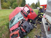 Auto na střeše v Rudné, druhé v příkopu v Žamberku. Obě nehody se zraněním a obě zkomplikovaly dopravu