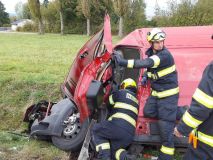Auto na střeše v Rudné, druhé v příkopu v Žamberku. Obě nehody se zraněním a obě zkomplikovaly dopravu
