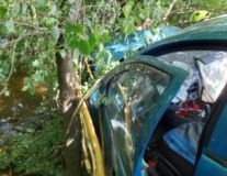 Auto vyjelo ze silnice a narazilo do stromu, řidič zůstal ve voze zaklíněn