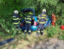 Auto vyjelo ze silnice a narazilo do stromu, řidič zůstal ve voze zaklíněn