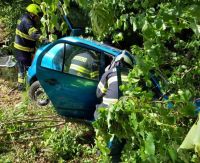 Auto vyjelo ze silnice a narazilo do stromu, řidič zůstal ve voze zaklíněn