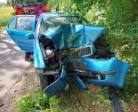 Auto vyjelo ze silnice a narazilo do stromu, řidič zůstal ve voze zaklíněn