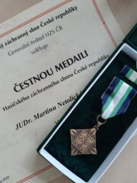 Krajský ředitel hasičů ocenil hejtmana Pardubického kraje a předal mu Čestnou medaili Za významnou a dlouhodobou spolupráci s HZS ČR