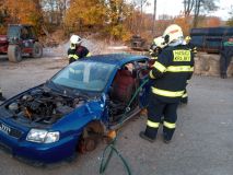 Obrazem: Vyprošťování z aut nacvičovali dobrovolní hasiči v obci Králíky