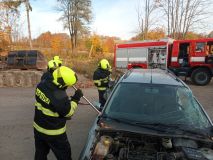 Obrazem: Vyprošťování z aut nacvičovali dobrovolní hasiči v obci Králíky