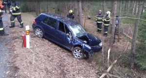 Auto v Seči udělalo kotrmelec na střechu. V Boru u Skutče přistál vůz na stromě. V obou případech řidiči utrpěli zranění