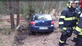 Auto v Seči udělalo kotrmelec na střechu. V Boru u Skutče přistál vůz na stromě. V obou případech řidiči utrpěli zranění