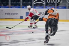 Obrazem: Sofinka získala díky hokejovému mači strážníků a hokejistů 77 tisíc korun na léčbu