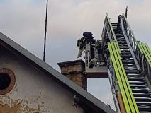 Z komínu domu v Kunčicích šlehaly žhavé saze