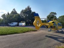 FOTO AKTUÁLNĚ: Těžce zraněného motorkáře odvážel vrtulník, nehoda uzavřela hlavní silnici na dvě hodiny