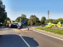 FOTO AKTUÁLNĚ: Těžce zraněného motorkáře odvážel vrtulník, nehoda uzavřela hlavní silnici na dvě hodiny