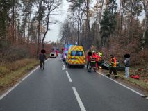 Obrazem: Auto skončilo po nehodě na střeše a uvěznilo zraněnou řidičku