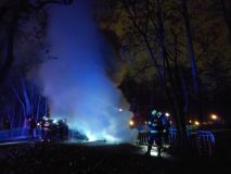 Nebezpečná situace pro hasiče, museli kvůli požáru kolektorů pod zem