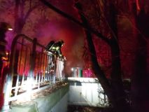 Nebezpečná situace pro hasiče, museli kvůli požáru kolektorů pod zem