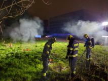 Nebezpečná situace pro hasiče, museli kvůli požáru kolektorů pod zem