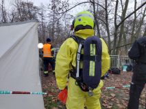 Nebezpečná situace pro hasiče, museli kvůli požáru kolektorů pod zem