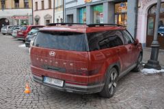 Na náměstí v Litomyšli poškodil auto a ujel, policie hledá svědky