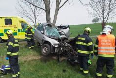 Tragická nehodu u Českých Heřmanic. Cestující v autě náraz nepřežili, vůz se doslova omotal kolem stromu