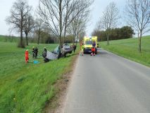 Tragická nehodu u Českých Heřmanic. Cestující v autě náraz nepřežili, vůz se doslova omotal kolem stromu
