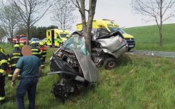 Tragická nehodu u Českých Heřmanic. Cestující v autě náraz nepřežili, vůz se doslova omotal kolem stromu