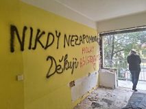 Do starého sirotčince se zakously bourací stroje