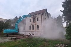 Do starého sirotčince se zakously bourací stroje