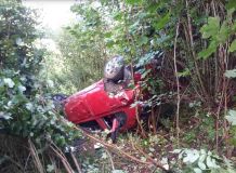 Obrazem: Auto havarovalo, vylétlo ze silnice a spadlo na střechu do strže, kde bylo mezi stromy sotva vidět