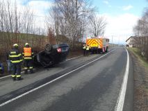 Auto se při nehodě převrátilo na střechu