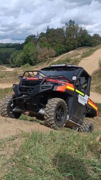 Hasiči zkoušeli v náročném terénu čtyřkolky Polaris. Získaly i cenné rady od účastníka Rallye Dakar Michala Valtra