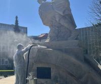 Bubnující legionář a další sochy ve městě budou zase jako nové