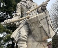 Bubnující legionář a další sochy ve městě budou zase jako nové