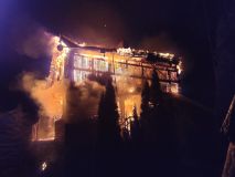 Chatu v Turkovicích pohltil požár, krotili ho i vodou z rybníka