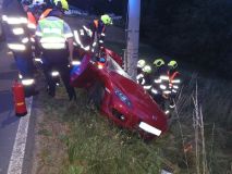 Až do půlnoci zasahovali hasiči u nehody v Horním Třešňovci