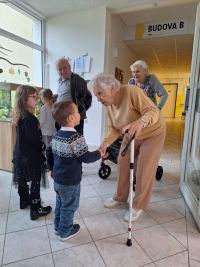 Dobrá nálada a společné veselení panují při setkáních dětí s babičkami a dědečky v domově pro seniory