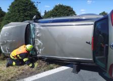 V Sezemicích bourala dvě osobní auta s kamionem