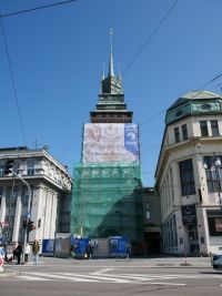 Zelená brána procházející rekonstrukcí nyní nabízí díky netradičnímu zakrytí nevšední vizuální efekt