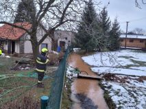 Náročný Štědrý den: monitoring vodních toků, požáry, dopravní nehody, spadlé stromy i záchrana kočky. Aspoň vánoční stromy a věnce odolaly