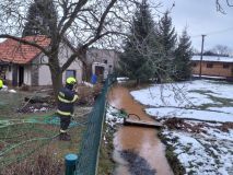 Náročný Štědrý den: monitoring vodních toků, požáry, dopravní nehody, spadlé stromy i záchrana kočky. Aspoň vánoční stromy a věnce odolaly