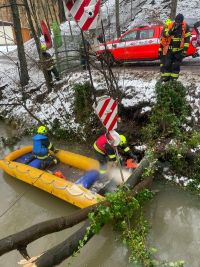 Náročný Štědrý den: monitoring vodních toků, požáry, dopravní nehody, spadlé stromy i záchrana kočky. Aspoň vánoční stromy a věnce odolaly