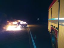 Auto se vzňalo na silnici mezi Vestcem a Medlešicemi