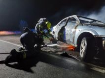 Auto se vzňalo na silnici mezi Vestcem a Medlešicemi