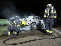Auto se vzňalo na silnici mezi Vestcem a Medlešicemi