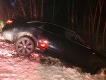 Dvě auta na střeše, vůz uvízlý ve sněhu, čelní střet dvou vozidel, a tři zranění, od včerejšího večera