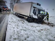 Po střetu osobního auta s nákladním u obce Oldřiš skončily oba vozy mimo silnici, došlo ke zranění osob