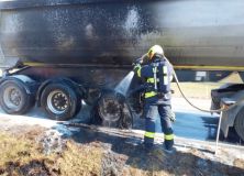 Defekt pneumatiky na návěsu kamionu způsobil požár
