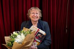 Přišla do divadla na představení, čekal na ní ředitel s kyticí a dárky