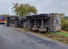 Kamion naložený bramborami se u obce Raná převrátil na bok do příkopu, náklad se rozsypal