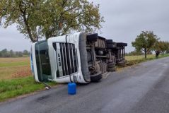 Kamion naložený bramborami se u obce Raná převrátil na bok do příkopu, náklad se rozsypal