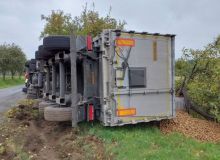 Kamion naložený bramborami se u obce Raná převrátil na bok do příkopu, náklad se rozsypal