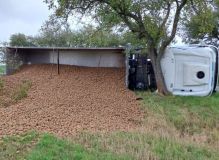 Kamion naložený bramborami se u obce Raná převrátil na bok do příkopu, náklad se rozsypal